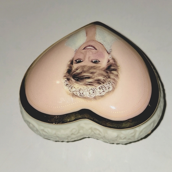 PRINCESS DIANA ARDLEIGH ELLIOTT HEART SHAPED MUSIC BOX "CANDLE IN THE WIND" - Picture 9 of 9